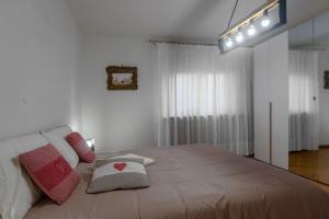 Postel nebo postele na pokoji v ubytování DolomiApartments - Casa Ornella