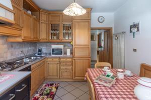 Kuchyň nebo kuchyňský kout v ubytování DolomiApartments - Casa Ornella