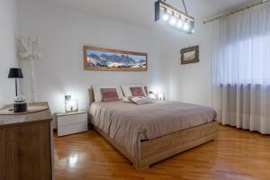 Postel nebo postele na pokoji v ubytování DolomiApartments - Casa Ornella