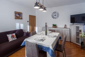 TV a/nebo společenská místnost v ubytování DolomiApartments - Casa Ornella + 9 fotografií