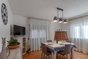 TV a/nebo společenská místnost v ubytování DolomiApartments - Casa Ornella