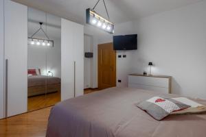 Postel nebo postele na pokoji v ubytování DolomiApartments - Casa Ornella
