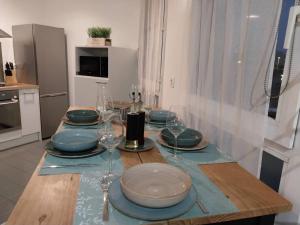 een tafel met borden en wijnglazen erop bij Astérix- CDG Aéroport de Paris - Parc expos Villepinte in Louvres