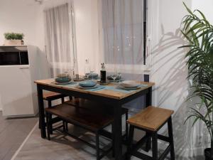 een eettafel met kommen en glazen erop bij Astérix- CDG Aéroport de Paris - Parc expos Villepinte in Louvres