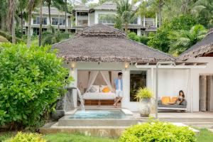 Ein Mann steht auf der Veranda einer Villa in der Unterkunft Paradise Koh Yao in Ko Yao Noi + 86 Fotos