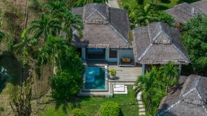 eine Luftaufnahme eines Hauses mit Swimmingpool in der Unterkunft Paradise Koh Yao in Ko Yao Noi