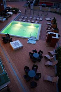 Ein Blick auf den Pool von der Unterkunft Hotel Atlantis Wellness & Conference oder aus der Nähe