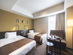 東京にある秋葉原ワシントンホテルのホテルルーム ベッド2台&椅子付