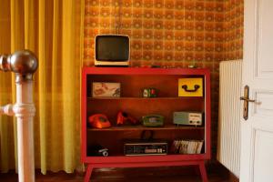 TV a/nebo společenská místnost v ubytování Kyra Vintage House