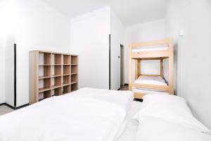 Benedikt City Center Hostel客房内的一张或多张床位