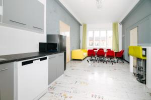 Benedikt City Center Hostel的厨房或小厨房