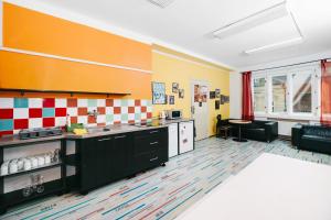 Kuchyň nebo kuchyňský kout v ubytování Benedikt City Center Hostel
