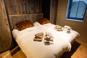 a bed with towels and towels on top of it at Suites de la vallee 2 in Érezée