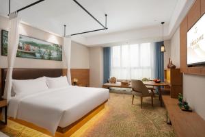 una habitación de hotel con una cama y un escritorio en Relins Grand Madison Hotel, en Guangzhou 12 fotos más