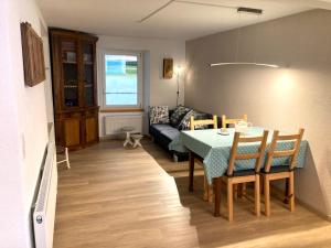 艾罗洛Appartamento Evelina的客厅里有一张桌子和一张沙发