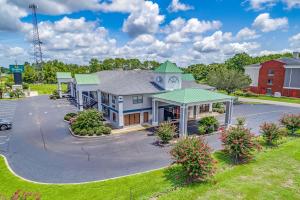 una vista aerea di una casa con parcheggio di Quality Inn Quincy - Tallahassee West a Quincy