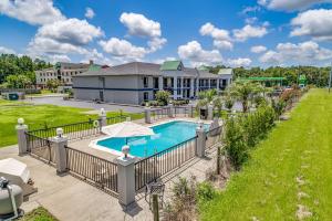un'immagine di una piscina in un resort di Quality Inn Quincy - Tallahassee West a Quincy
