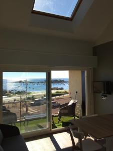 Una sala de estar con vista al mar. en Magnifique duplex super cosy Vue mer 180, en Ploemeur
