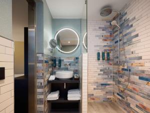 Ванная комната в DoubleTree by Hilton Rotterdam Centre +75 фотографий