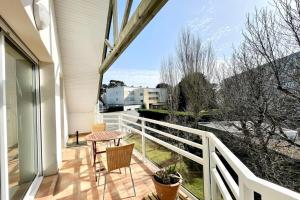 a balcony with a table and chairs on it at T2 Top Cosy Balcon 150m des plages in Carnac