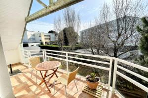 a patio with a table and chairs on a balcony at T2 Top Cosy Balcon 150m des plages in Carnac