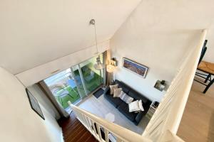 Una vista aérea de una sala de estar con un sofá. en Joli appartement Cocooning Vue mer 180, en Ploemeur