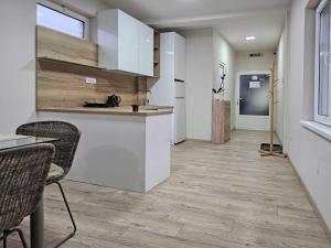 Kuchyň nebo kuchyňský kout v ubytování Apartman LENI2 u centru Zajecara