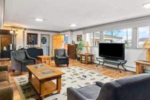 Μια τηλεόραση ή/και κέντρο ψυχαγωγίας στο Rodeway Inn Formerly Camp Inn Lodge