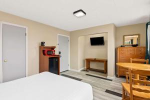 Η κουζίνα ή μικρή κουζίνα στο Rodeway Inn Formerly Camp Inn Lodge