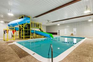 Πισίνα στο ή κοντά στο Rodeway Inn Formerly Camp Inn Lodge