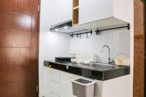 バンドンにあるSpacious and Tranquil 2BR Apartment Gateway Pasteur By Travelioのシンクとカウンターのある小さなキッチン