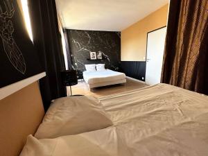 a hotel room with a bed at LOVELY PARIS - 6 Pers - Wifi in Chatou