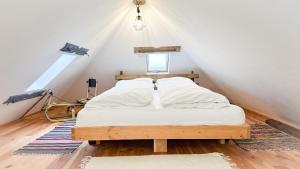 a bedroom with a bed in the attic at Casa Fierarului in Şinteu