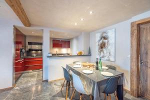 Una cocina con una mesa y sillas en una habitación. en Coeur de neige 1724, en Le Grand-Bornand