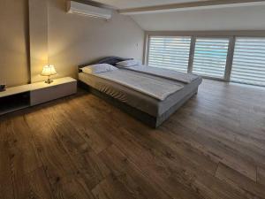 Ένα ή περισσότερα κρεβάτια σε δωμάτιο στο Apartman LENI2 u centru Zajecara