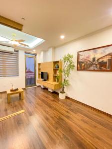 TV a/nebo společenská místnost v ubytování The Setai Apartments Linh Lang by XÔI Residences
