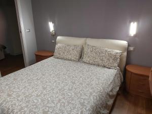 Ένα ή περισσότερα κρεβάτια σε δωμάτιο στο Attico Sweet Home Vitinia Roma +15 φωτογραφίες