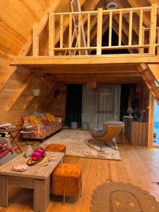 a large living room with a wooden ceiling at Villa Cottage Merisi in Inasharidzeebi