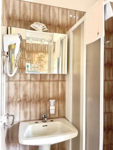 Ένα μπάνιο στο Casa Martori Lake View Rooms