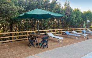 ガンバッシ・テルメにあるLovely Home In Gambassi Terme With Wifiのテーブルと椅子、パラソル付きのデッキ +23枚の写真