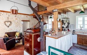 Η κουζίνα ή μικρή κουζίνα στο Cozy Home In Frayssinet-Le-Gélat