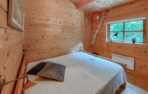 Letto o letti in una camera di Lovely Home In Anderstorp With Wifi