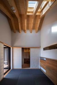 Postelja oz. postelje v sobi nastanitve 富士山リトリートMUKUten舎 富士宮 MtFuji Retreat MUKUtensha Fujinomiya natural wood retreat hotel