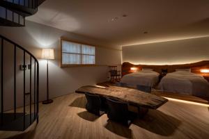 Predel za sedenje v nastanitvi 富士山リトリートMUKUten舎 富士宮 MtFuji Retreat MUKUtensha Fujinomiya natural wood retreat hotel
