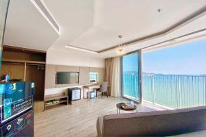 Panorama Beach Pearl Nha Trang Residences的电视和/或娱乐中心