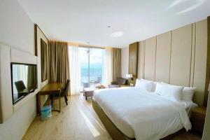 Panorama Beach Pearl Nha Trang Residences客房内的一张或多张床位
