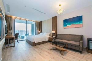 Panorama Beach Pearl Nha Trang Residences客房内的一张或多张床位
