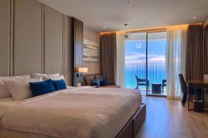 Panorama Beach Pearl Nha Trang Residences客房内的一张或多张床位