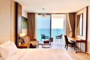 Panorama Beach Pearl Nha Trang Residences客房内的一张或多张床位