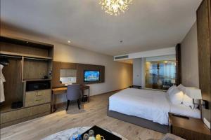 Panorama Beach Pearl Nha Trang Residences的电视和/或娱乐中心